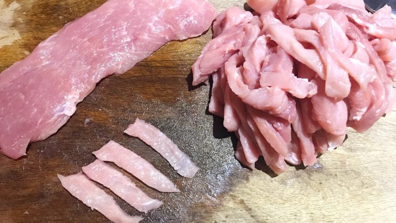 无肉不欢+麻辣猪肉条,猪柳切成食指大小,