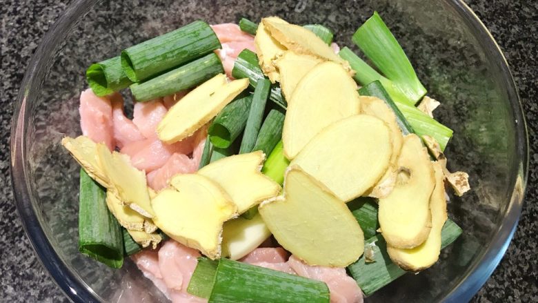 无肉不欢+麻辣猪肉条,浸泡过的猪肉倒去水(尽量挤干点),加入葱姜,