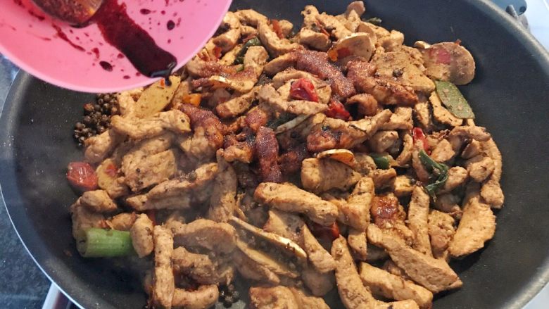无肉不欢+麻辣猪肉条,完全收干后,再把刚才调制好的调味汁加进来,继续煸炒,