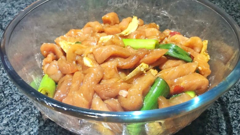 无肉不欢+麻辣猪肉条,全部搅拌均匀,拉上保鲜膜送人冰箱冷藏30分钟,或者过夜更入味,