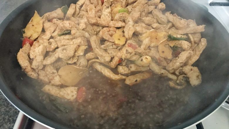 无肉不欢+麻辣猪肉条,炒至猪肉出来很多水,把这些水倒掉,开中小火继续煸炒,直至水分完全收干(这一步很重要,*猪肉干和牛肉干好吃不柴的原因就是这一步*),