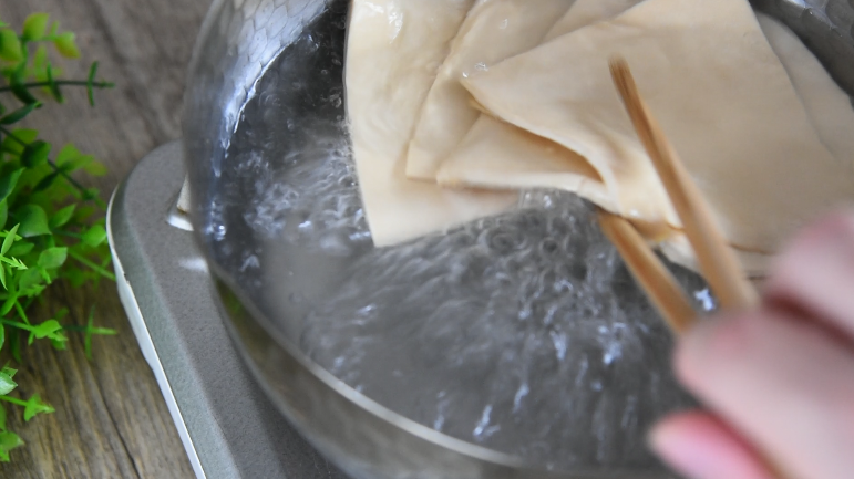 北京烤鸭的亲兄弟“京酱肉丝”家常版版,沸水下豆皮,汆熟捞出