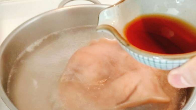 猪耳卷,‘将猪耳+料酒焯水!