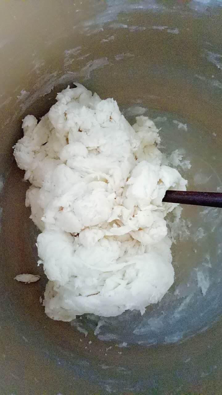 千层肉饼,面加普通水,搅拌至无干粉状态。