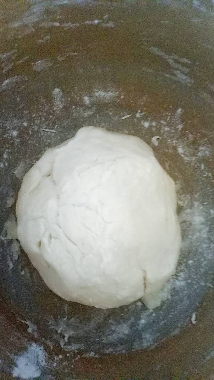 千层肉饼,稍微揉一下,醒面1小时,可以晚上和面,放冰箱,第二天早上用。