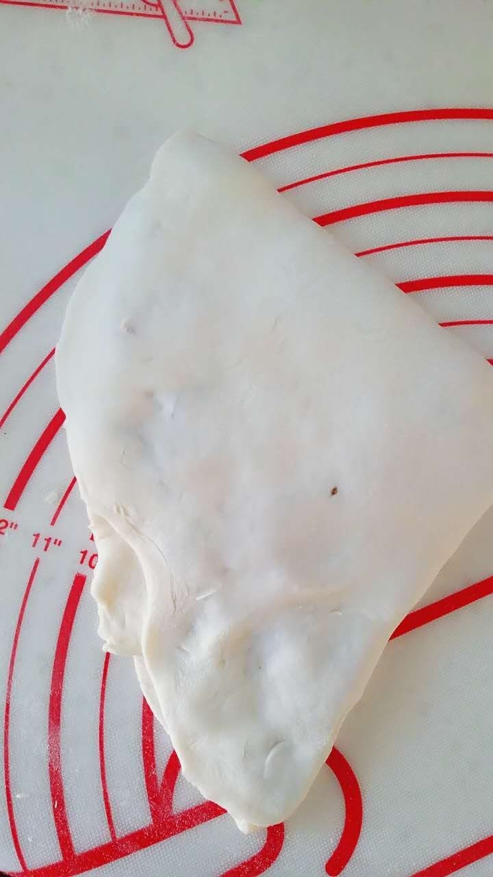 千层肉饼,再依次向前折,折完是这样的,边上捏起来封口。