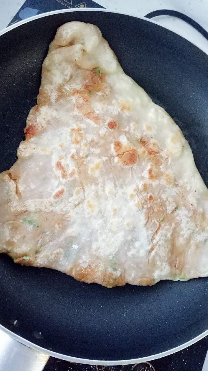 千层肉饼,放锅里煎,先放饼,才沿着饼边洒一圈油。小火煎制。