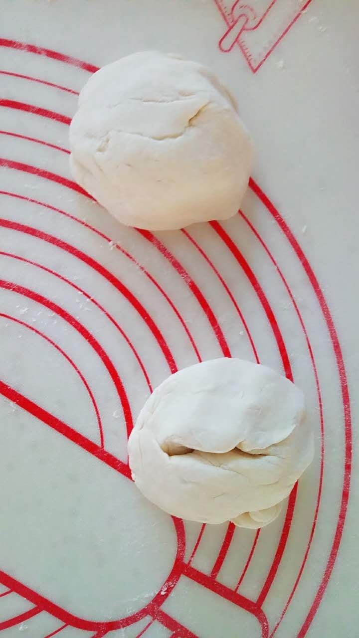 千层肉饼,醒好的面团,分开俩份,沾手的话,可以撕些干粉。