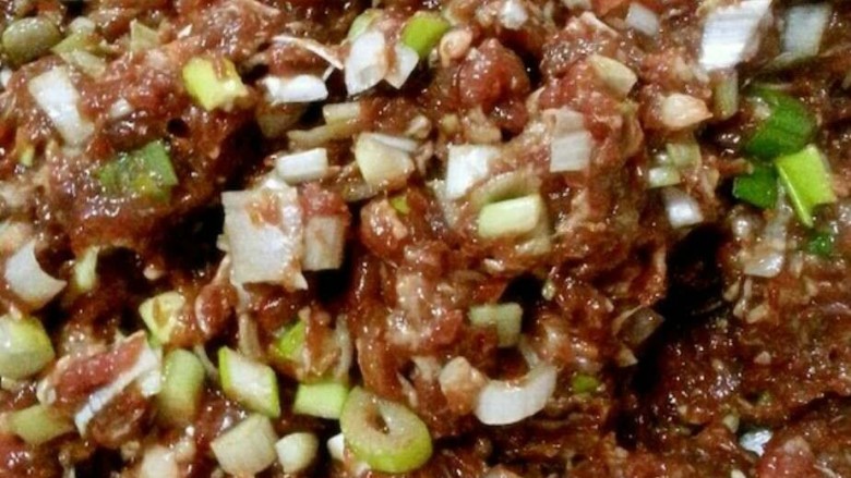 千层肉饼,调馅,和调包子,水饺馅一样的调就行。