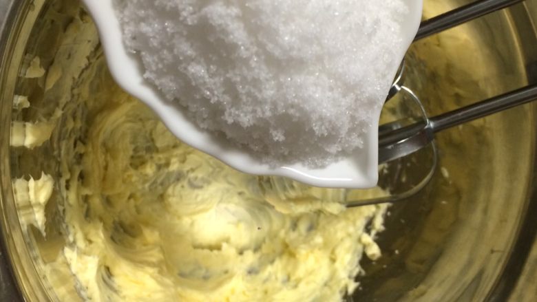 葡萄干奶酥,加入白糖继续搅打至顺滑无颗粒感