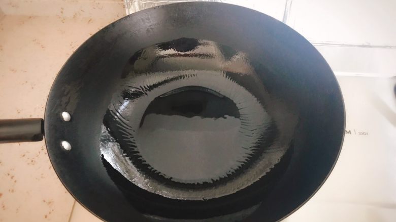 素干煸豆角,锅内倒油,烧热