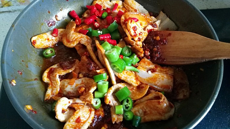 无肉不欢+辣煸五花肉片,倒入切好的杭椒丁,小米椒丁