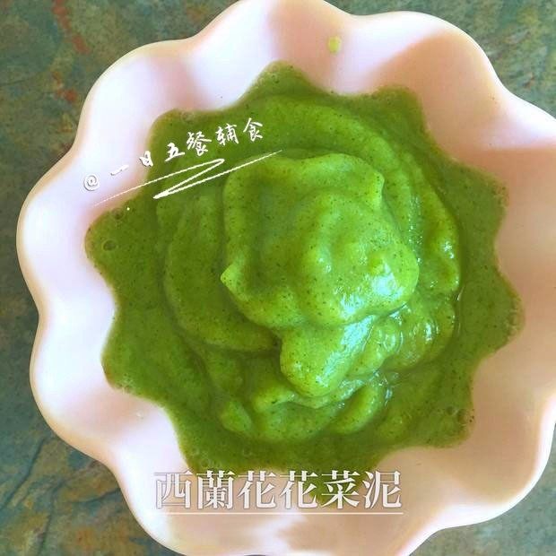 西兰花花菜泥 宝宝辅食,微量元素满满,一起放入搅拌机中,加点凉开水打成泥。放入料理机一定要加水,否则出来的泥是颗粒状不够细腻。