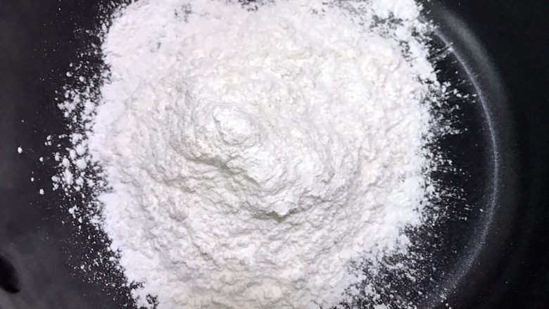好吃到爆的可可蔓越莓椰蓉月饼,现在开始做馅:糯米粉在锅里炒熟