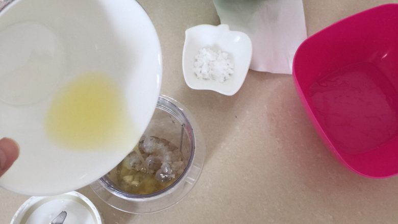 Q弹虾糕,把虾仁倒进料理机,没有料理机的可以用刀剁成泥,剁的越细越好,放入蛋清