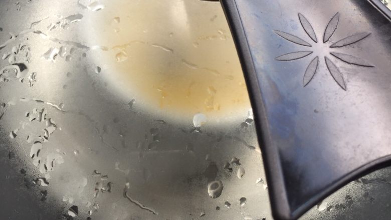 Q弹虾糕,大火烧开后上锅开始蒸,这个跟烤箱预热一样的道理哈!大概蒸20分钟左右就可以了