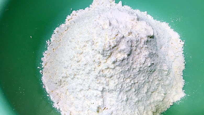 灌汤小笼包,面粉中加入方子中的水,混合