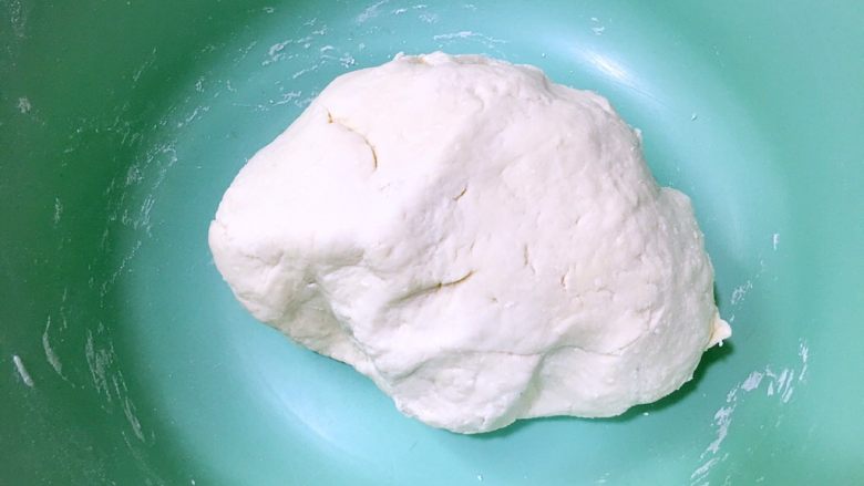 灌汤小笼包,揉成面团,不用太光滑,盖上盖子