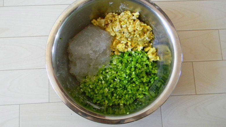 蒜苗鸡蛋小盒子,
粉丝、蒜苗和鸡蛋收放一起,放的时候三样食材分堆放