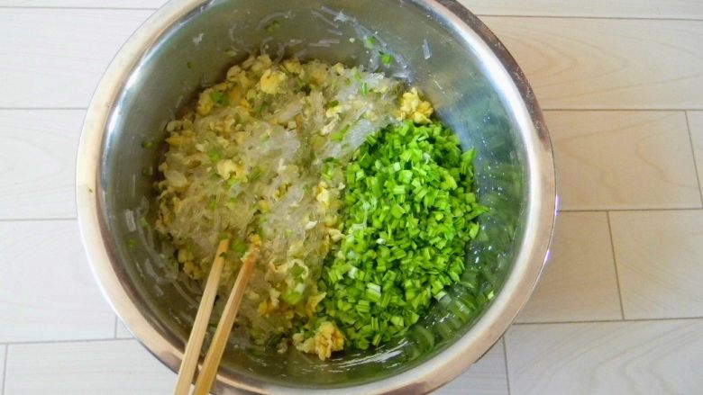 蒜苗鸡蛋小盒子,先把鸡蛋和粉丝在盆里一边简单拌匀,因为鸡蛋表面有油,和粉丝很容易拌匀,也免得粉丝粘连