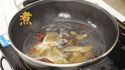 吃了这根辣条!就是儿时魂牵梦萦的味道!,倒入清水和腐竹熬煮入味