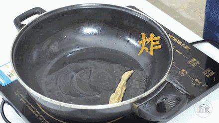 吃了这根辣条!就是儿时魂牵梦萦的味道!,腐竹加入油锅中炸至金黄