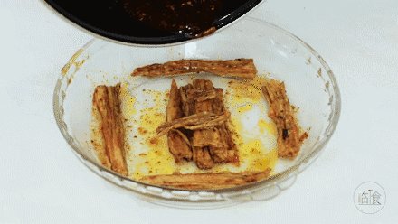 吃了这根辣条!就是儿时魂牵梦萦的味道!,炸好装进盘中,倒入汤汁