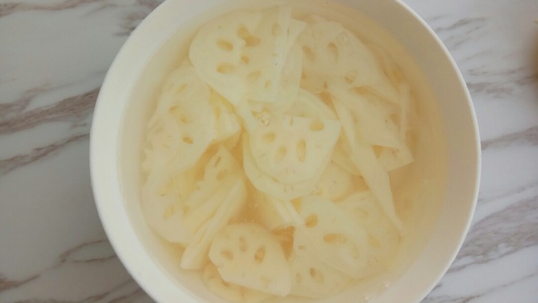 荷塘小炒之莲藕炒双耳,切好后用清水泡着,防止变色