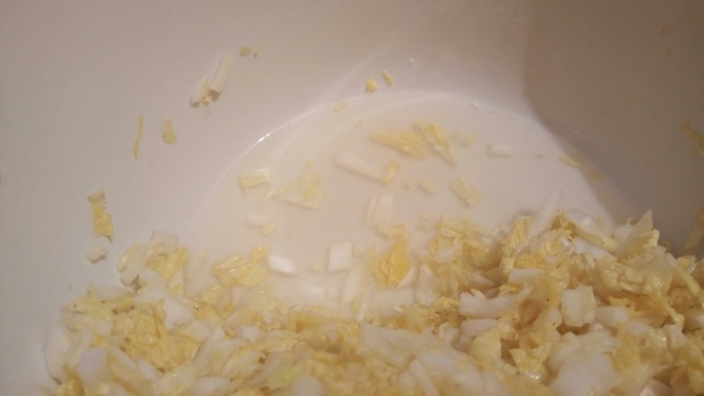 【营养早餐】娃娃菜肉馅馄饨,腌制过的娃娃菜,出了好多水,挤干水分