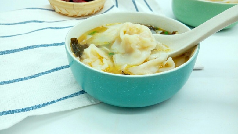 【营养早餐】娃娃菜肉馅馄饨,碗里加紫菜,猪油,虾皮,盐少许调味,盛入馄饨就可以了。