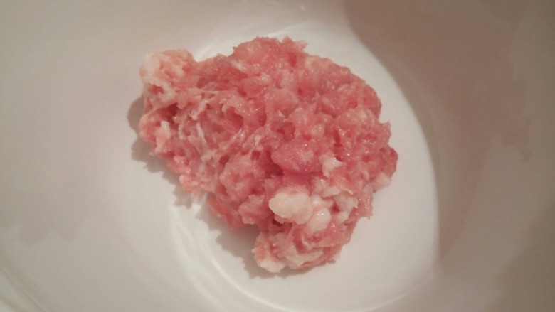 【营养早餐】娃娃菜肉馅馄饨,<a style='color:red;display:inline-block;' href='/shicai/ 414'>猪肉</a>三分肥七分瘦,剁成碎