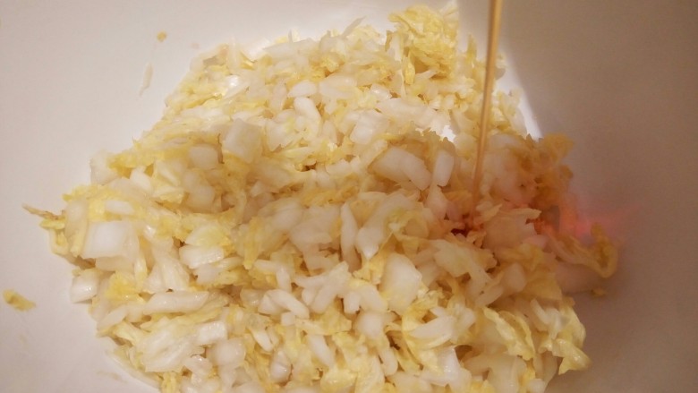 【营养早餐】娃娃菜肉馅馄饨,腌制好的娃娃菜,加2勺<a style='color:red;display:inline-block;' href='/shicai/ 3738'>芝麻油</a>,拌均匀