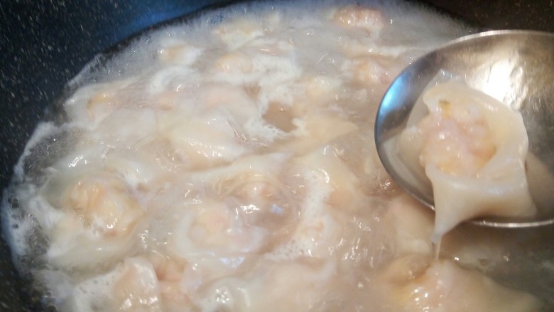 【营养早餐】娃娃菜肉馅馄饨,水开下馄饨煮熟,中间可以淋2次冷水,