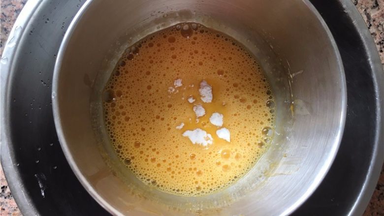黑芝麻蛋黄饼干,分3次加入细砂糖:用电动打蛋器高速打发,鱼眼状加入第一次。