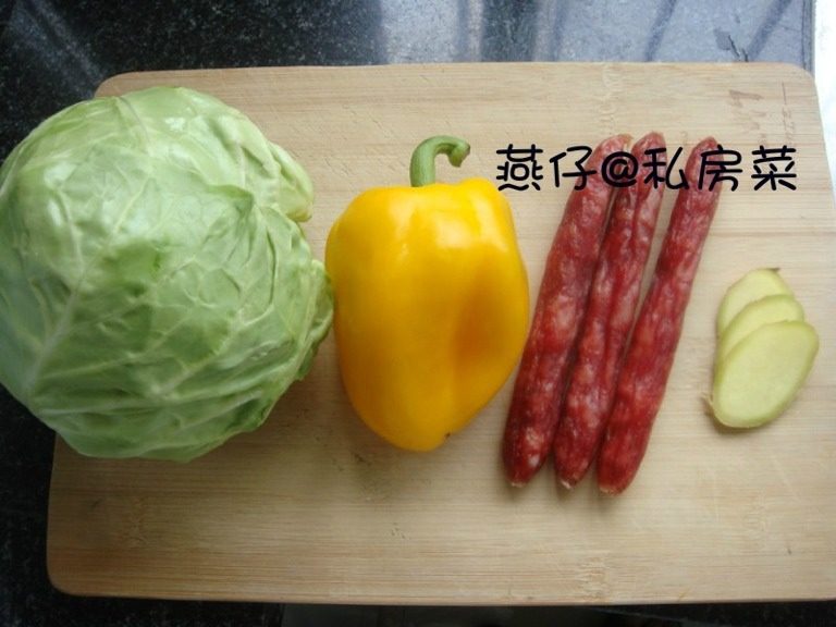 清香手撕包菜,如图将食材准备好;