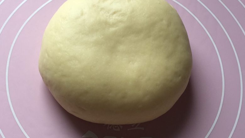 牛奶黑芝麻小餐包,面团揉圆后放入容器中,盖上保鲜膜,这种天气可直接室温发酵。