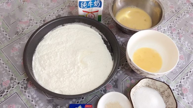 牛奶黑芝麻小餐包,准备好食材,<a style='color:red;display:inline-block;' href='/shicai/ 1118'>蛋液</a>留少许刷面用
