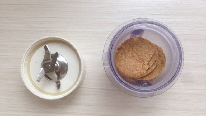 奶香红薯派,消化饼干用研磨机打成粉状,也可以将饼干放进厚实的保鲜袋里,用擀面棍擀压