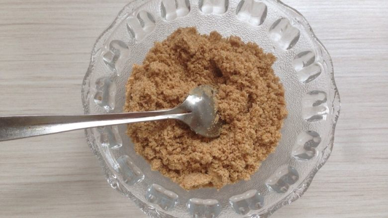 奶香红薯派,将饼干末倒在碗里