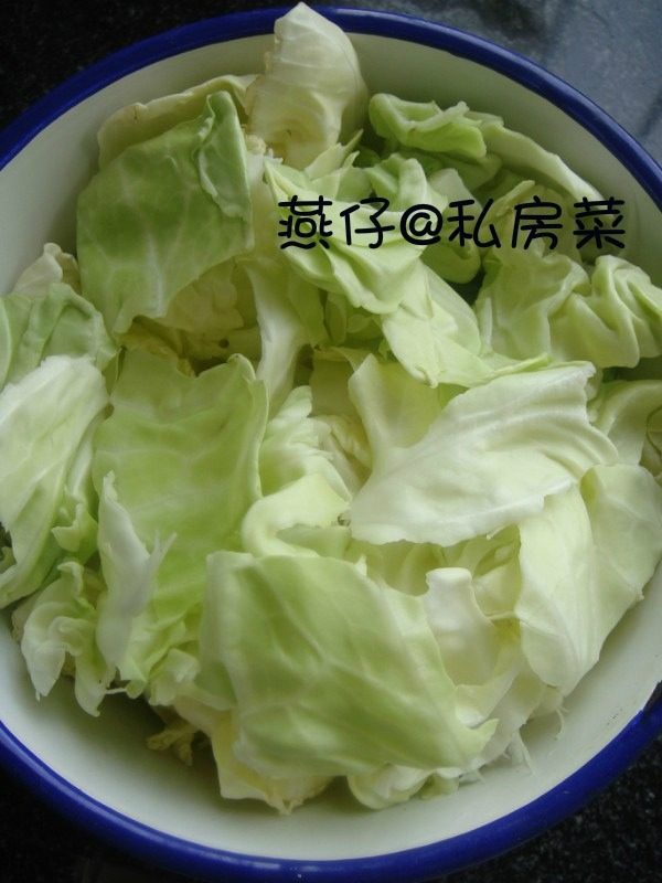 清香手撕包菜,如图将包菜用手撕成一片片,去菜梗,洗净备用;