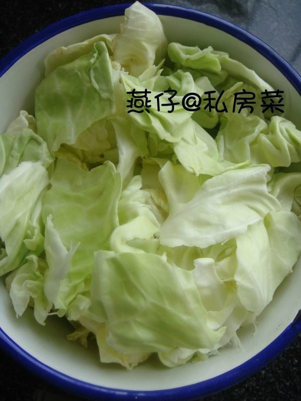 清香手撕包菜,如图将包菜用手撕成一片片，去菜梗，洗净备用；