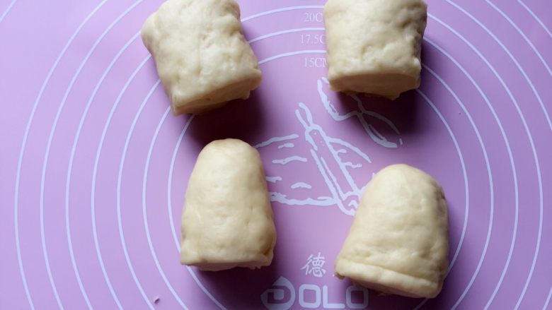 牛奶黑芝麻小餐包,把面团取出排气,分割成等量的小剂子。