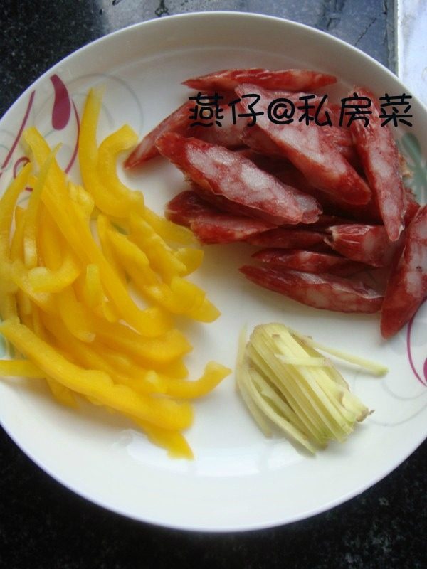 清香手撕包菜,如图将<a style='color:red;display:inline-block;' href='/shicai/ 2800'>生姜</a>片，黄椒切丝，<a style='color:red;display:inline-block;' href='/shicai/ 4536'>腊肠</a>切片；