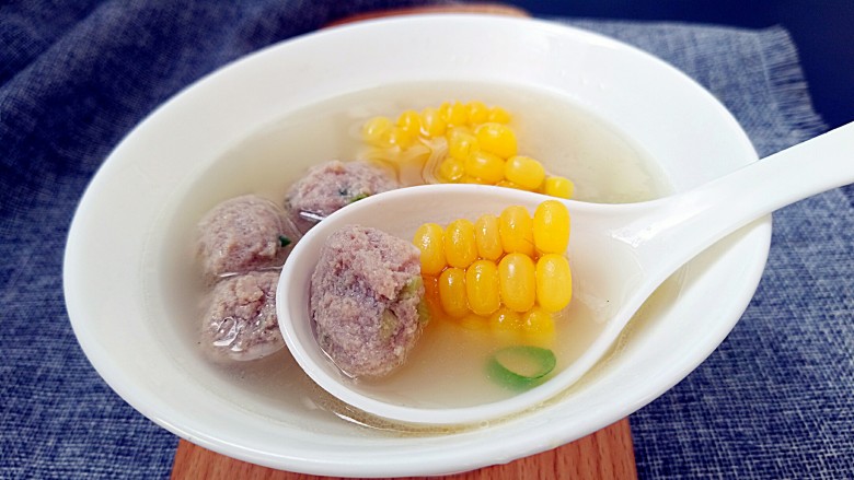 无肉不欢+冬瓜肉丸玉米清汤,趁热食用,很鲜,甘甜非常好喝。