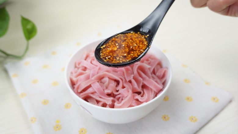 手工面,倒入调好的料汁,摆上黄瓜丝。