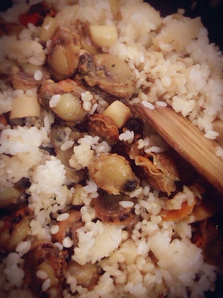 海鲜酱油炒饭,把前面的扇贝肉倒入,和米饭一起翻炒均匀