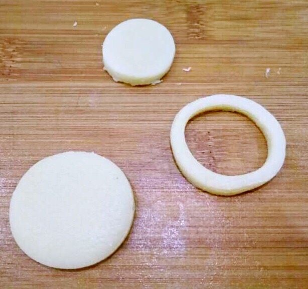 树莓果酱饼干,把小号模具压出的面片取出,留外边的圈。