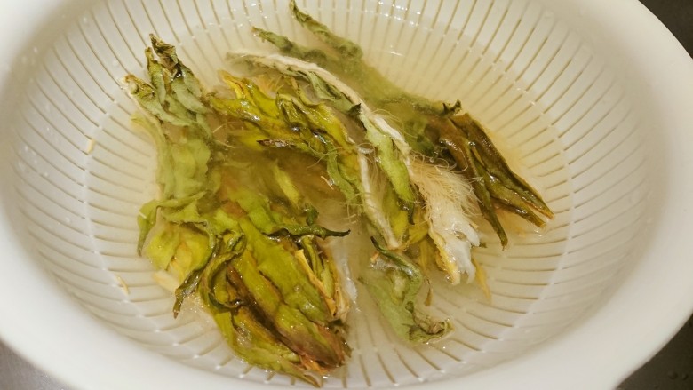 霸王別姬,霸王花清洗後泡熱水30分鐘,軟化的同時花蕊上的灰塵也能被泡出。