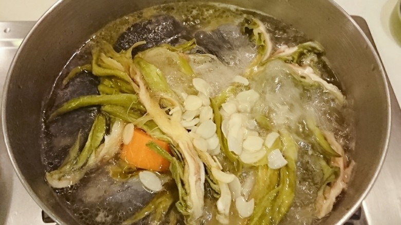 霸王別姬,湯頭燒開下杏仁,關小火再30分鐘。