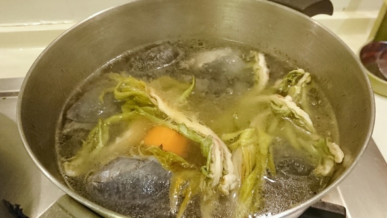 霸王別姬,港式湯就是材料通通下去?不是哦!杏仁、枸杞後下。中小火燒開湯頭。大概30分鐘。